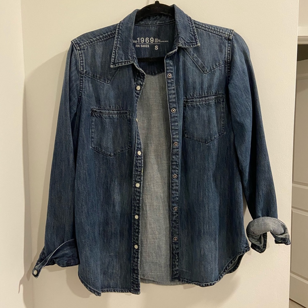 Long-sleeve button up denim shirt